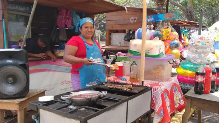 Comerciante asando carne de res para ofrecer a los visitantes