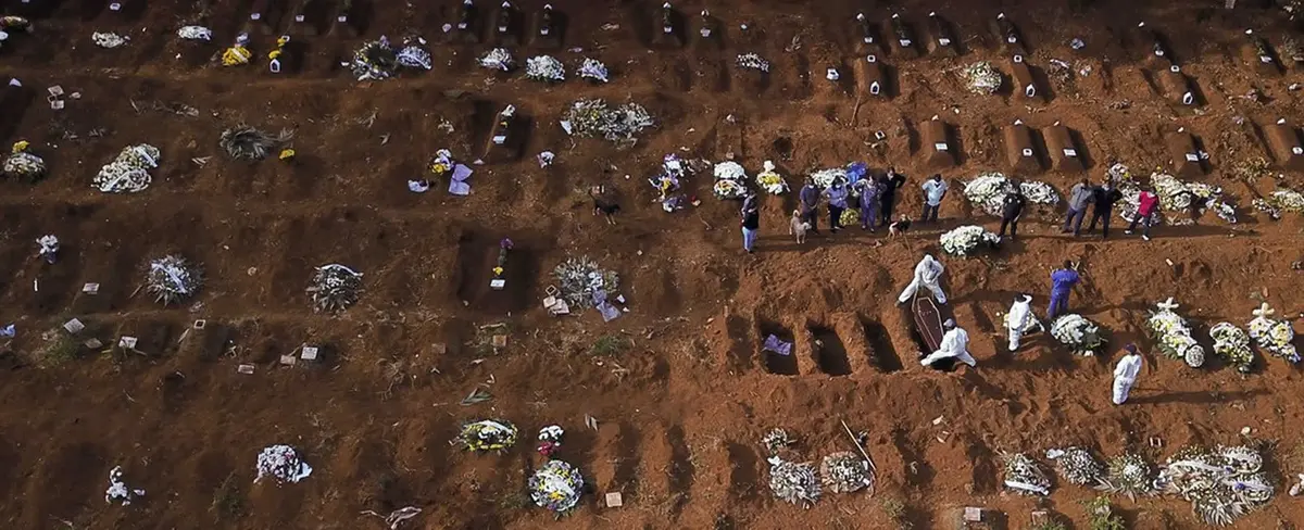 Crudas imágenes de centenares de fosas a la espera de fallecidos por COVID-19 en Brasil