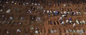 Crudas imágenes de centenares de fosas a la espera de fallecidos por COVID-19 en Brasil