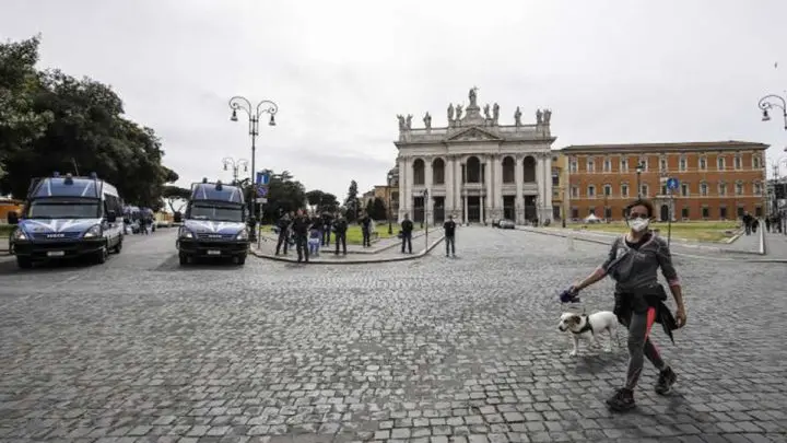Ciudadana sale a pasear junto a perro en Italia