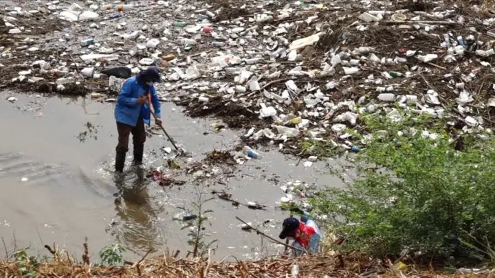 Trabajadores de la Alcadía limpian micropresas en Managua.