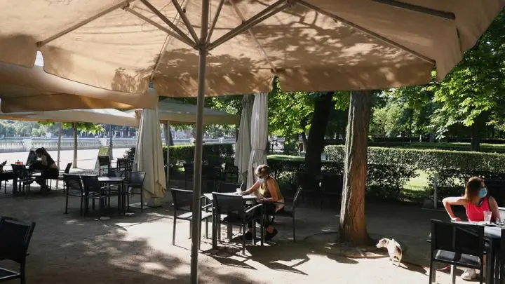 Personas con mascarillas en una terraza del parque de El Retiro en su reapertura tras dos meses y medio.