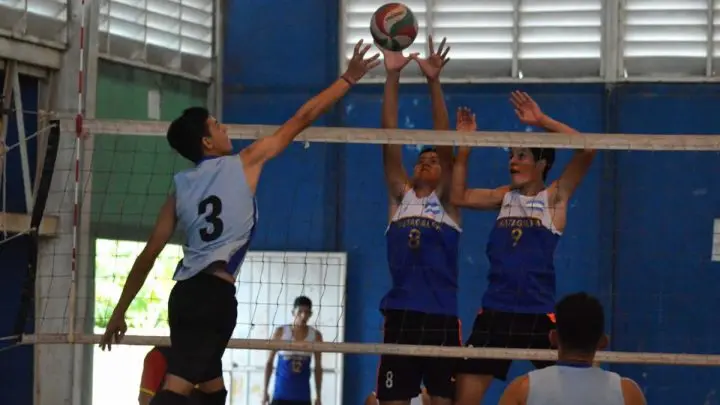 Partido final entre Managua y Matagalpa en el Campeonato Nacional Sub 17 de Volibol.