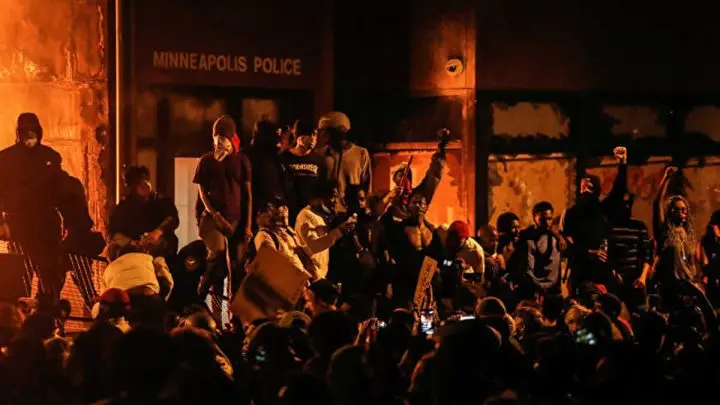 Capturan a manifestantes en contra del racismo en Estados Unidos