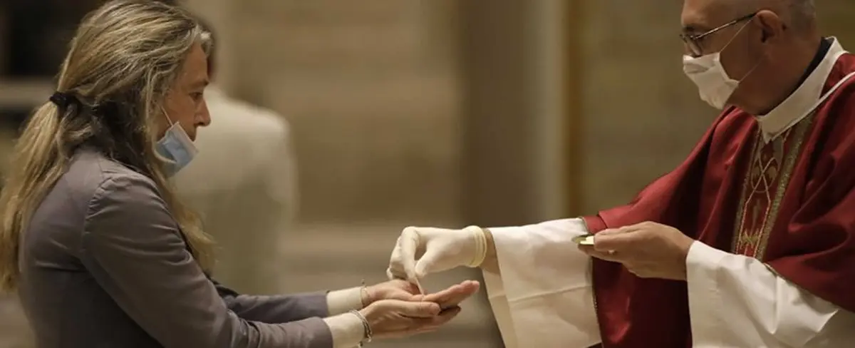 Con mascarillas y guantes, feligresía asiste a misas en Italia