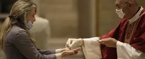 Con mascarillas y guantes, feligresía asiste a misas en Italia