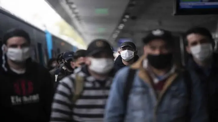 Personas con mascarilla en un aeropuerto