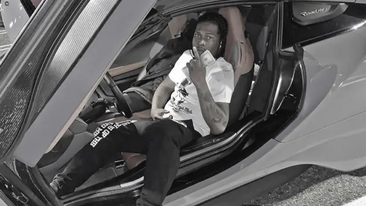Nick Blixky en uno de sus carros de lujo