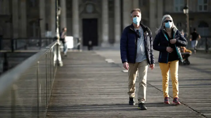 Personas con mascarillas protectoras en París, Francia.