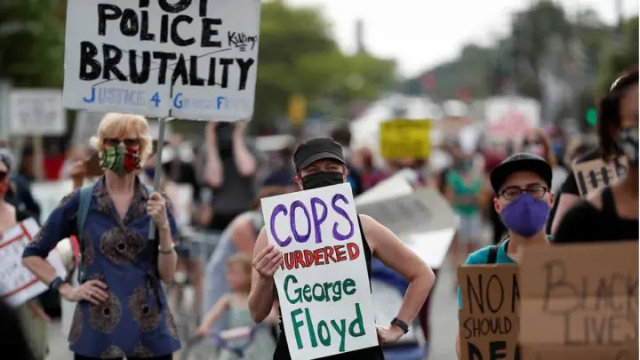 Manifestantes protestan por la muerte de George Floyd a manos de la Policía, en Mineápolis, EE.UU.