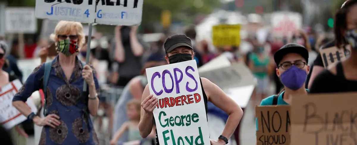 Decenas de personas protestan en las calles por el asesinato de George Floyd