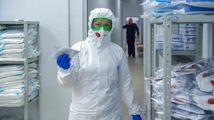 Una médica rusa en traje de protección