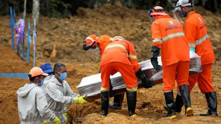 Cuerpos de víctimas de coronavirus son enterrados en un cementerio, Manaos, Brasil.