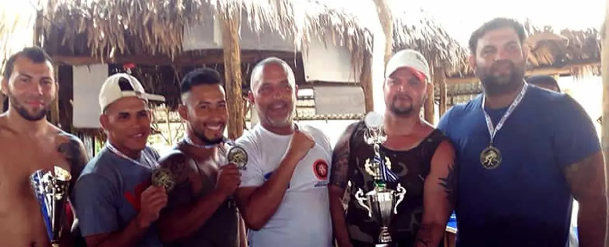 Así se vivió el espectacular torneo de lucha de playa en La Boquita