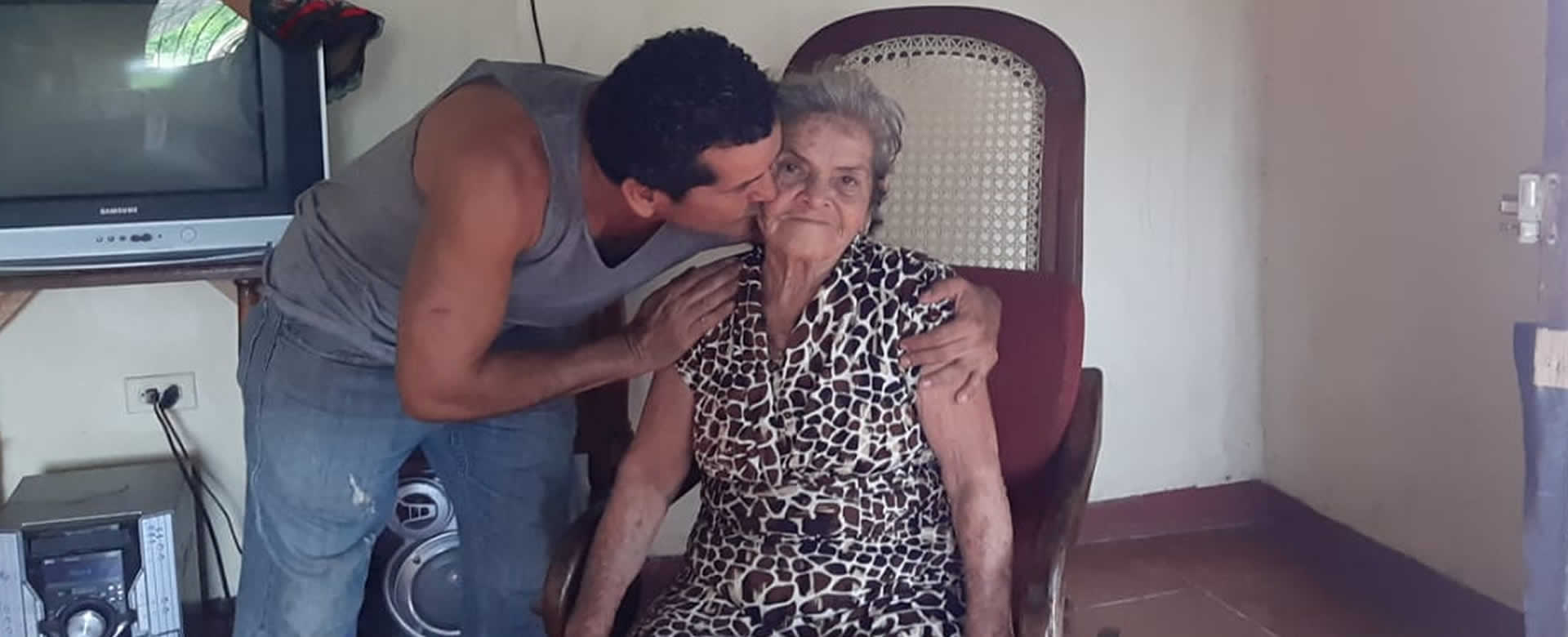 Ana Díaz de 86 años de edad logra vencer el COVID-19 en Nicaragua