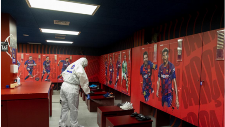 Hombre desinfectando el vestuario del Barça, (FC Barcelona).