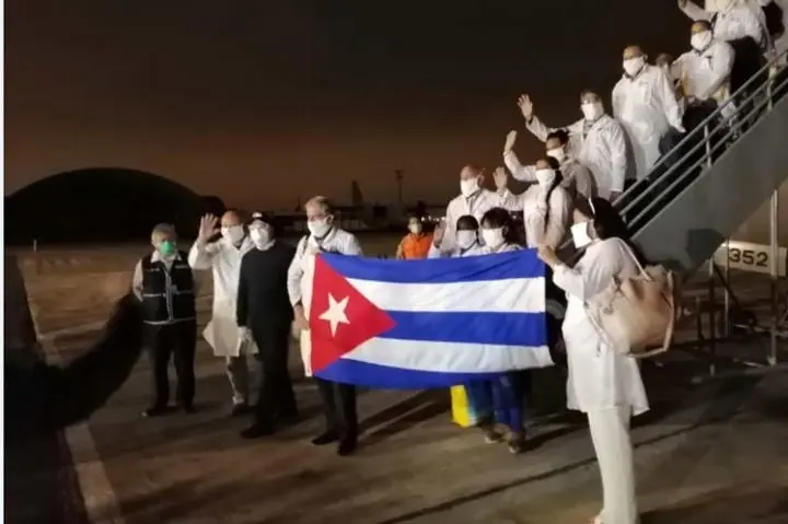 Brigada cubana llega a combatir el COVID-19 a Perú tras miles de muertes por el virus