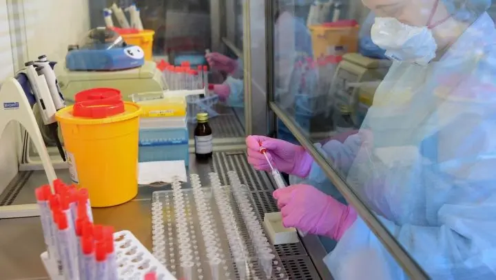Enfermera realizando pruebas de laboratorio.