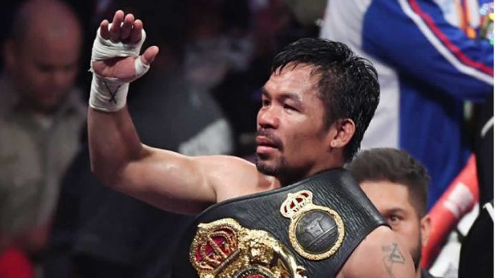 Pacquiao saluda con su cinturón de supercampeón de la WBA.