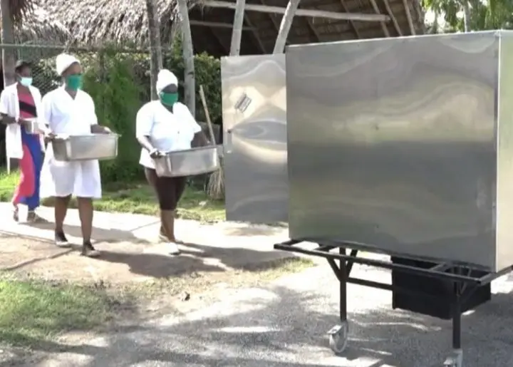 Cuba utiliza robot para atender a pacientes con COVID-19