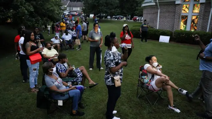 Varias personas hacen cola para votar en las elecciones primarias presidenciales en Union City, estado de Georgia, el 9 de junio de 2020.
