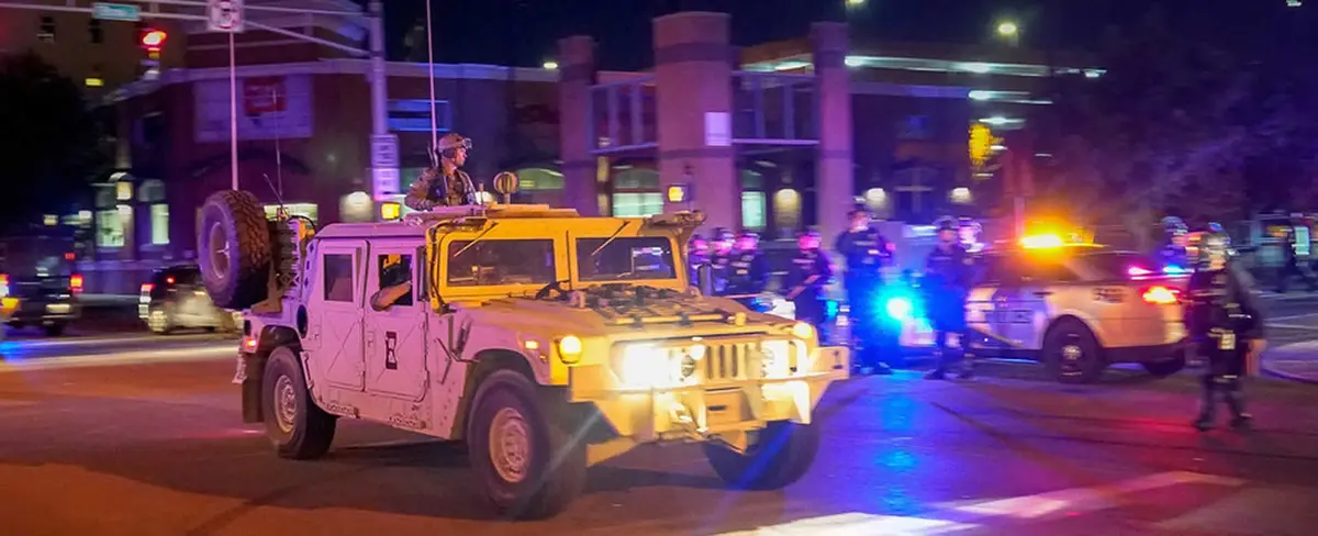 Fin de semana de protestas en EE.UU: Incendios, policías de rodillas, un fallecido y Trump escondido