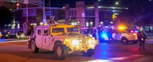 Fin de semana de protestas en EE.UU: Incendios, policías de rodillas, un fallecido y Trump escondido