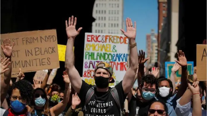 Manifestantes reclaman por la brutalidad policial y la violencia racista en una protetsa en Nueva York. June 8, 2020.