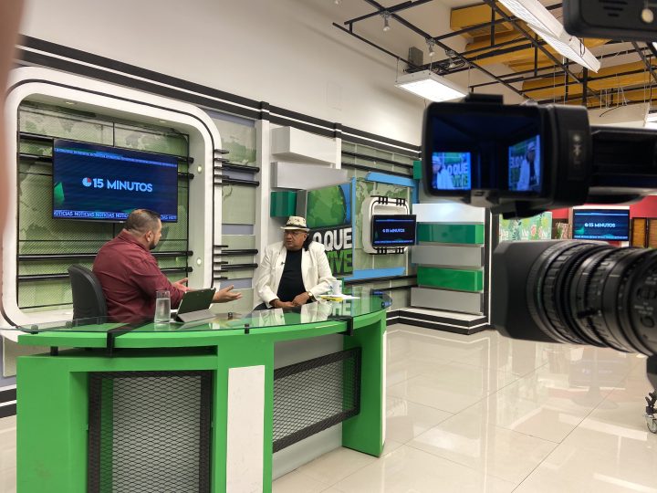 Periodista de Canal 13 junto a Gustavo Leytón