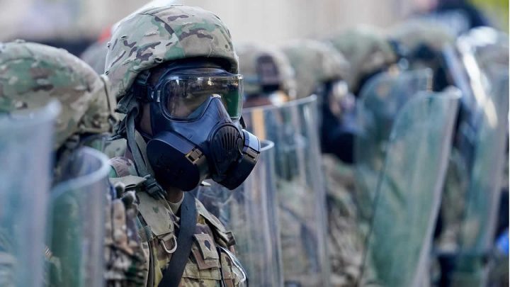 Soldados de la Guardia Nacional del Ejército de EE.UU. durante las protestas en Louisville, Kentucky, EE.UU., el 31 de mayo de 2020