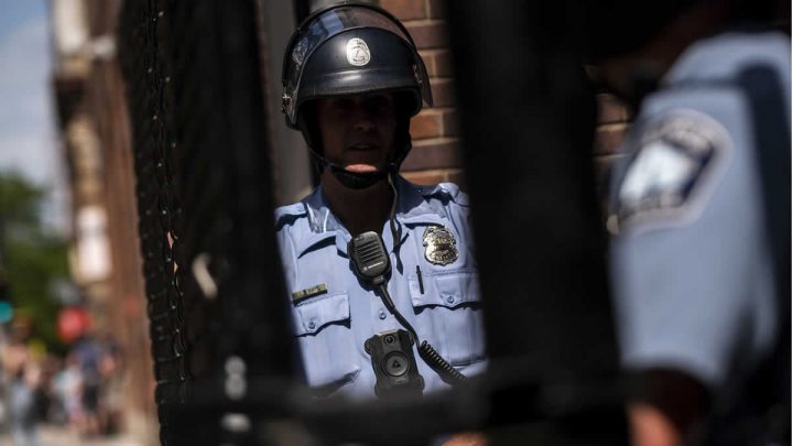 Policía en EE.UU al resguardo de civiles.