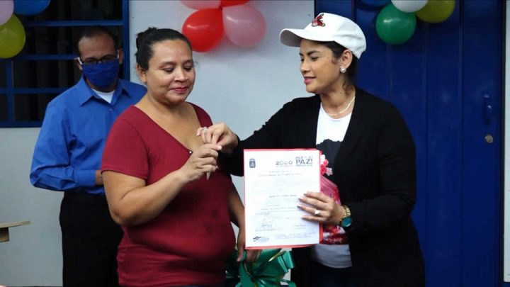 Alcaldesa de Managua Reina Rueda entrega nueva vivienda digna en barrio capitalino.