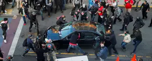 Un auto embiste contra manifestantes en EE.UU mientras su conductor dispara