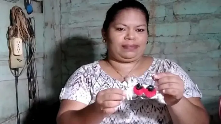 Brenda Polanco emprendedora rivense muestra su trabajo.