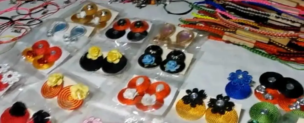 Pulseras y aretes artesanales de manos de emprendedora rivense
