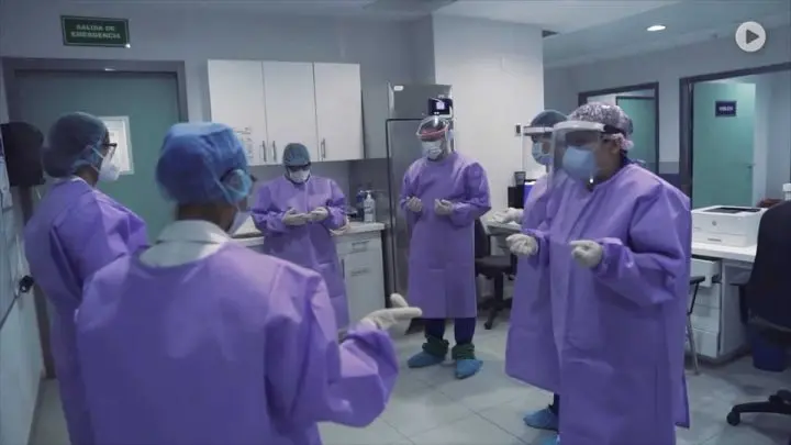 Enfermeros orando al recibir el turno en el Hospital Fernando Vélez Paíz.
