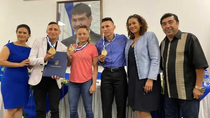 Sheyla Flores, Félix y René Alvarado los más jóvenes atletas en recibir la Orden Alexis