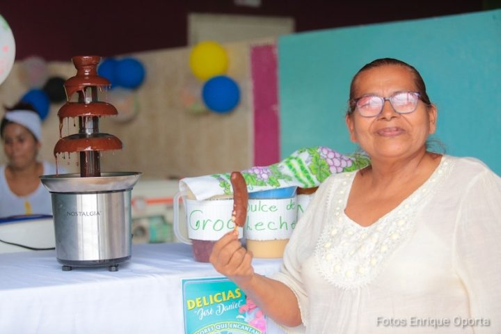 Emprendedora del Parque Nacional de Ferias muestra su producto.