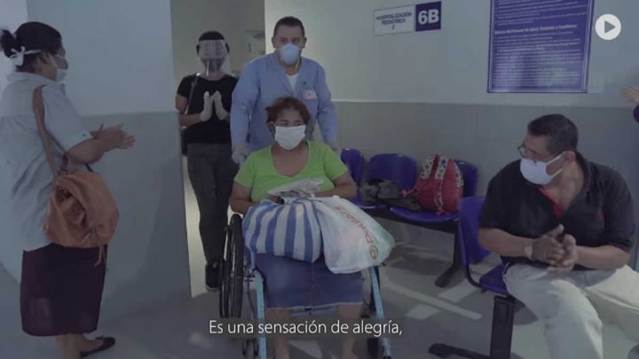 Recuperada de COVID-19 es aplaudida al salir del hospital.