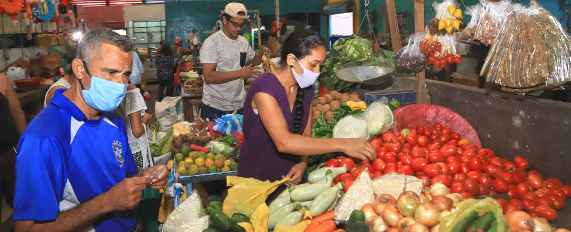 Autoridades constatan estabilidad de precios en el Mercado Róger Deshon