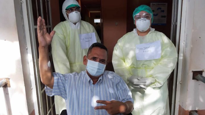 Ervin Avellan Díaz sale del hospital recuperado de COVID-19.