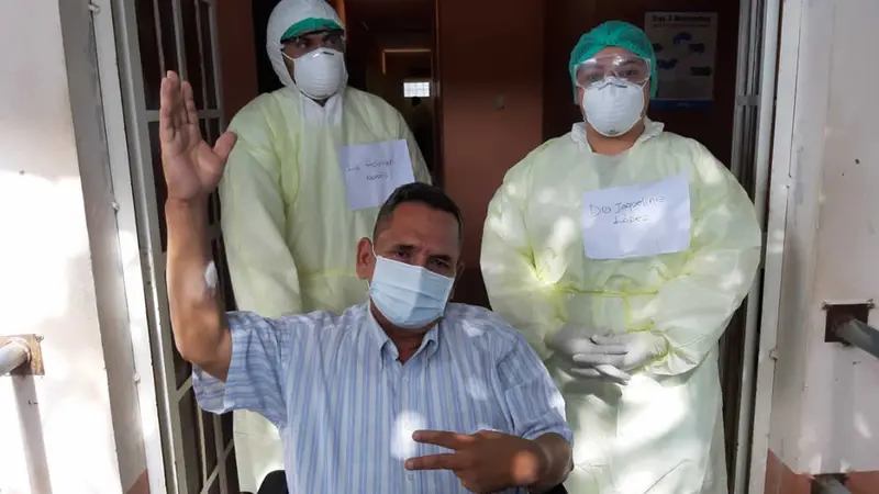 Ervin Avellan Díaz sale del hospital recuperado de COVID-19.