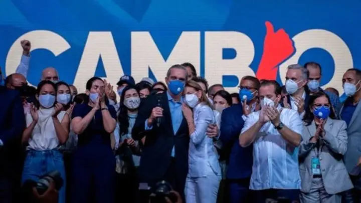 El líder opositor dominicano Luis Abinader celebra el resultado de las elecciones presidenciales durante un mitin en Santo Domingo. 