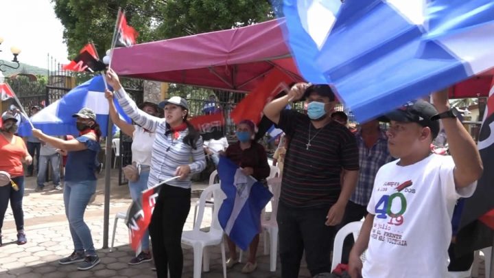 Población de Achuapa ondea bamderas en celebración.