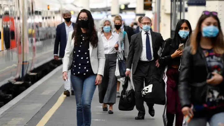 Personas con mascarilla en una estación ferroviaria de Londres (Reino Unido).