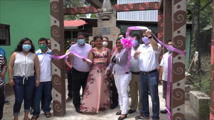 Artesanos cortan la cinta inaugurando horno en San Juan de Oriente Masaya.