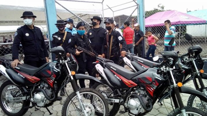 Oficiales de policía en inauguración de estación de policía en Ayapal.