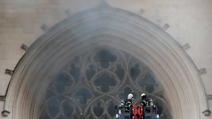 Las vidrieras destruidas tras el incendio en la catedral de San Pedro y San Pablo en Nantes, Francia.