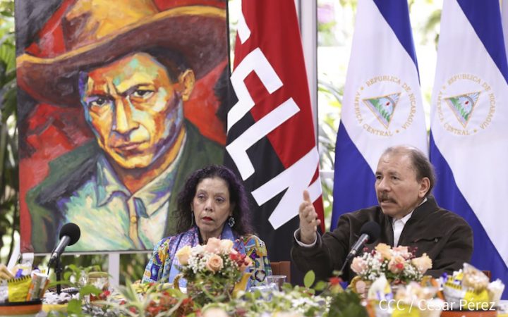 Presidente de Nicaragua junto a la Vicepresidenta Rosario Murillo