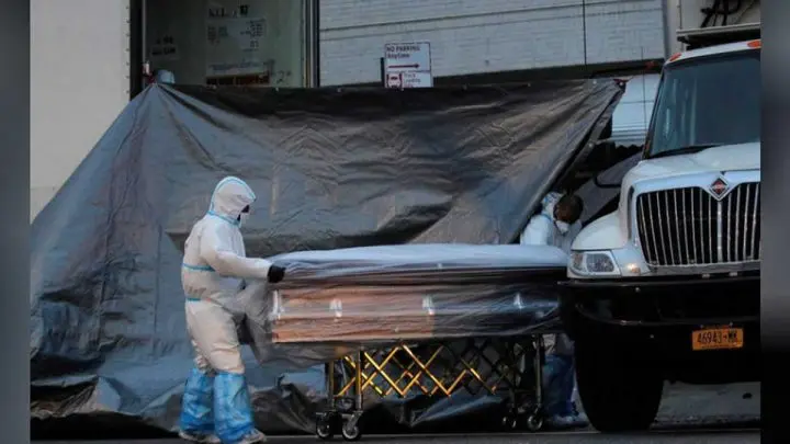Dos trabajadores trasladan un cuerpo en una funeraria en Brooklyn, Nueva York.